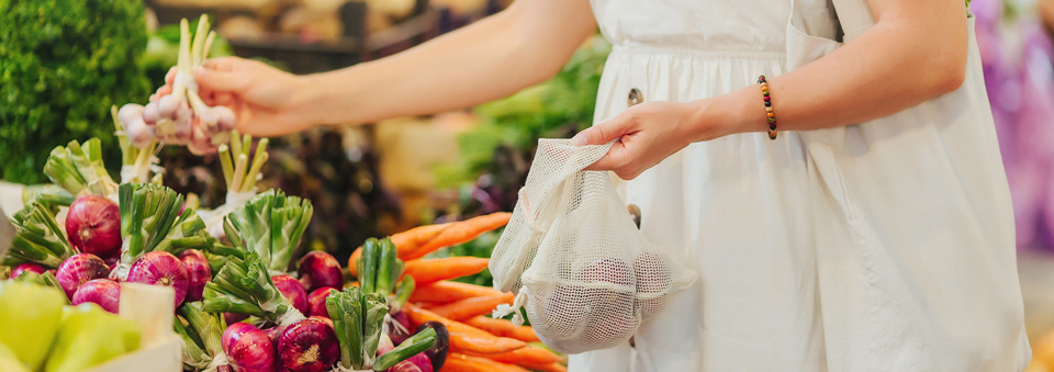 Foto einer Person, die ihre Tasche mit lokalem Gemüse füllt