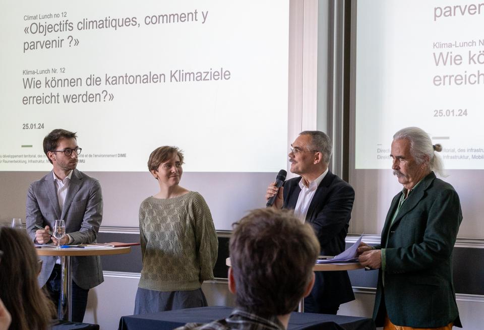 Von links nach rechts: Robin Jolissaint, Hanna Schübel, Jean-François Steiert und Laurent Thévoz