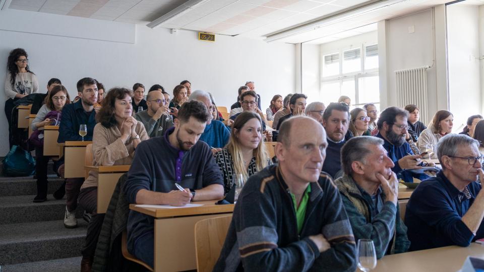 Es gab keine Platz mehr im Konferenzraum.