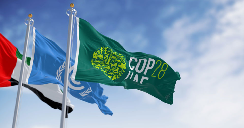 Flagge der COP 28 in Dubai am 30. November 2023