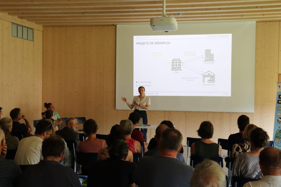 Elodie Vautrin stellt reale Bauprojekte vor, bei denen Materialien aus der Wiederverwendung integriert wurden.