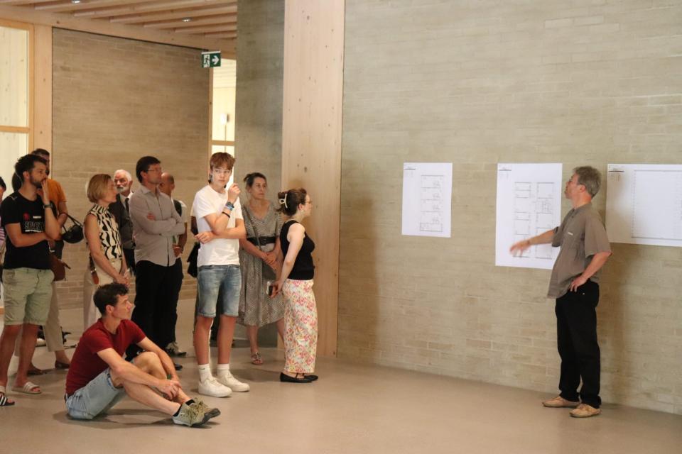 Präsentation der Architekturpläne der Schulstruktur.